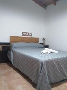 En eller flere senge i et værelse på LA ESQUINA