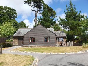 a gray house with a tree on top of it at 2br-sleeps4-pool-freeparking-trenythonestate in Par