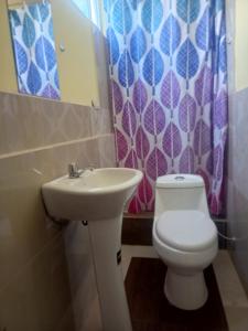 Koupelna v ubytování Hotel CasaBlanca"Tablon de miraflores" + 25 fotografií