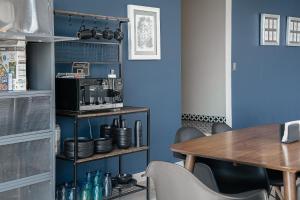 Una cocina o cocineta en Cama en Habitación Compartida Mixta