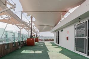 Un balcón o terraza en Cama en Habitación Compartida Mixta