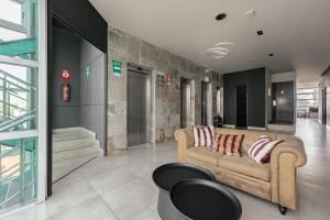 Un lugar para sentarse en Cama en Habitación Compartida Mixta