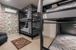 Una cama o camas en una habitación de Cama en Habitación Compartida Mixta 26 fotos más