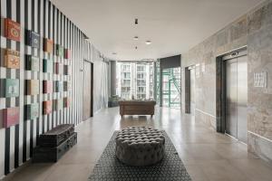 Un lugar para sentarse en Cama en Habitación Compartida Mixta