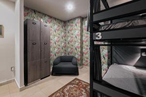 Una cama o camas en una habitación de Cama en Habitación Compartida Mixta