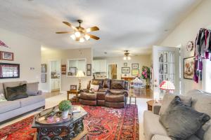 Χώρος καθιστικού στο Starkville Vacation Rental about 2 Mi to MSU!
