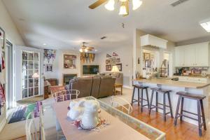 Χώρος καθιστικού στο Starkville Vacation Rental about 2 Mi to MSU!