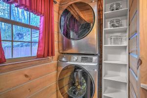 Billede fra billedgalleriet på ROMANTIC WINTER ESCAPE in the Smokey Mountains Hot Tub Pet Friendly i Elizabethton