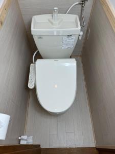 Un baño con un inodoro blanco y un lavabo. en yuuyu, en Noboribetsu