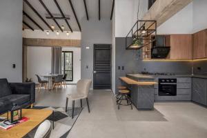 Kuchyň nebo kuchyňský kout v ubytování Poblado, 5 min to San Lucas Plaza, Free parking 315