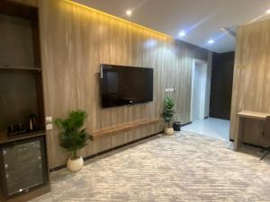 TV o dispositivi per l'intrattenimento presso غرفة وصالة سوبر فندقية فاخرة
