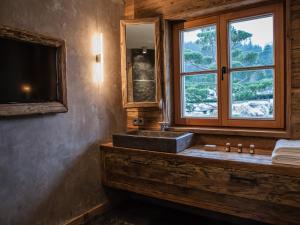 une salle de bain avec un lavabo et une fenêtre dans l'établissement Chalet-Apartment Alpenrose am Lift, à Kirchberg in Tirol 37 autres photos