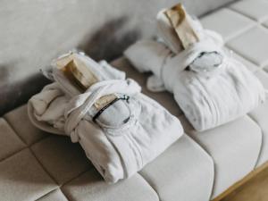 un gruppo di scarpe bianche sedute su un tavolo di Chalet-Apartment Holunder am Lift a Kirchberg in Tirol