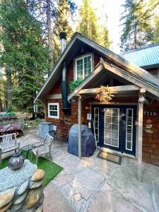 Casa con patio y cenador en Cozy Yosemite Cabin with Hot Tub in the Pines, en Fish Camp