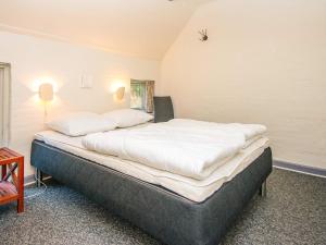 ein Schlafzimmer mit einem großen Bett in einem Zimmer in der Unterkunft 4 star holiday home in Blåvand in Blåvand + 33 Fotos