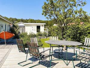 Κήπος έξω από το 4 star holiday home in STENUNGSUND