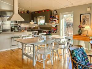 Η κουζίνα ή μικρή κουζίνα στο 4 star holiday home in STENUNGSUND +16 φωτογραφίες