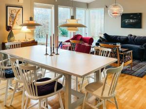 Χώρος καθιστικού στο 4 star holiday home in STENUNGSUND