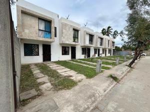 ein altes weißes Gebäude mit einem Hof davor in der Unterkunft Casa Punta del Este Paraiso Tabasco in Paraíso