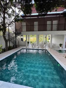a swimming pool in front of a house at Sierra Serena Habitaciones in Santa Marta