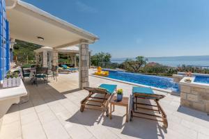 Kolam renang di atau dekat dengan Family friendly house with a swimming pool Bol, Brac - 23809