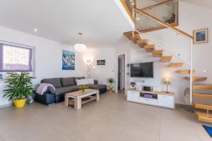 Televisyen dan/atau pusat hiburan di Family friendly house with a swimming pool Bol, Brac - 23809
