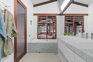 Ένα μπάνιο στο Luxury On The Bay - 2 x 3 Bedroom Apartments +46 φωτογραφίες