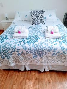 a bedroom with a bed with towels on it at Casa linda in Ushuaia