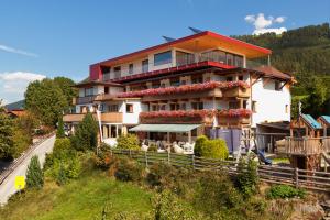 ein großes Gebäude an der Seite eines Hügels in der Unterkunft Hotel Bergkranz in Mieders