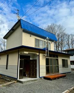 登別市にあるYUUYU Noboribetsu Onsen, Bear Ranch, Date Jidai Muraの青屋根の小さな白い家