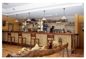 הלאונג' או אזור הבר ב-Hotel Restaurante La Alhama