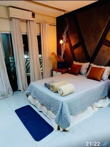 a bedroom with a large bed with towels on it at Loft dos sonhos cobertura in Boa Vista