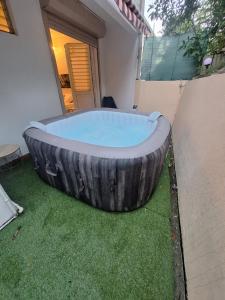 Bazén v ubytování Studio détente, plage et spa nebo v jeho okolí