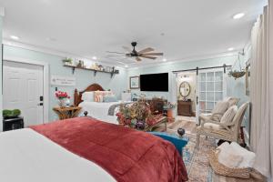 een slaapkamer met een bed en een woonkamer bij Relaxing Retreat Pool, Spa, Art Studio, Breakfast in Chipley