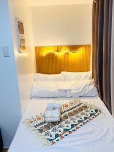 Voodi või voodid majutusasutuse 2 Bedroom and Bathroom Staycation Condo in Mandaluyong City near BONI MRT with WIFI and KARAOKE and POOL toas