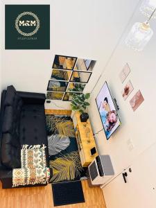 Televiisor ja/või meelelahutuskeskus majutusasutuses 2 Bedroom and Bathroom Staycation Condo in Mandaluyong City near BONI MRT with WIFI and KARAOKE and POOL