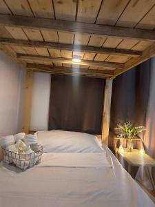 Voodi või voodid majutusasutuse 2 Bedroom and Bathroom Staycation Condo in Mandaluyong City near BONI MRT with WIFI and KARAOKE and POOL toas