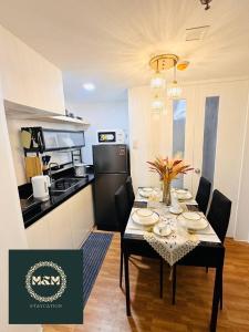Köök või kööginurk majutusasutuses 2 Bedroom and Bathroom Staycation Condo in Mandaluyong City near BONI MRT with WIFI and KARAOKE and POOL