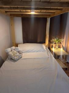 Voodi või voodid majutusasutuse 2 Bedroom and Bathroom Staycation Condo in Mandaluyong City near BONI MRT with WIFI and KARAOKE and POOL toas