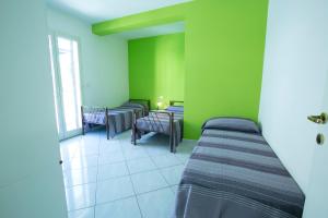 pokój szpitalny z 3 łóżkami i zielonymi ścianami w obiekcie Orchidea Pineto Vacanza w mieście Pineto