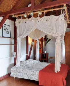 En eller flere senge i et værelse på Superbe bungalow et son jardin tropical