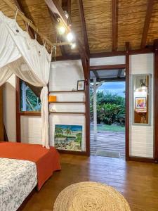 Ένα ή περισσότερα κρεβάτια σε δωμάτιο στο Superbe bungalow et son jardin tropical
