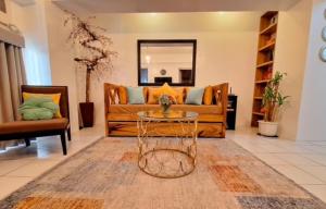 Area soggiorno di 2BR Condo in Tagaytay I Lake View I Fast Wifi I Free Parking
