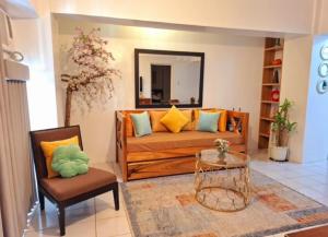Area soggiorno di 2BR Condo in Tagaytay I Lake View I Fast Wifi I Free Parking