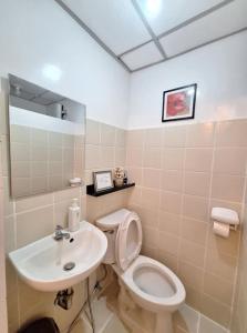 un bagno con un water e un lavandino di 2BR Condo in Tagaytay I Lake View I Fast Wifi I Free Parking a Tagaytay