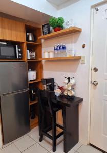 Cucina o angolo cottura di 2BR Condo in Tagaytay I Lake View I Fast Wifi I Free Parking