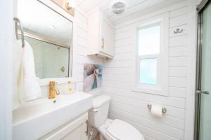 Vannituba majutusasutuses Bubbles and Brews, Road Runner Bungalow +11 fotot