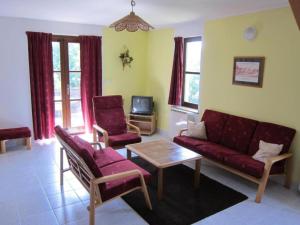 Posedenie v ubytovaní Mansion in Starkov with Pool & Nature Trails