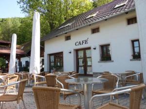 Reštaurácia alebo iné gastronomické zariadenie v ubytovaní Mansion in Starkov with Pool & Nature Trails