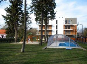 ヤストシェンビャ・グラにあるApartament Morski Aniołの公園内のガラス温室付き遊び場